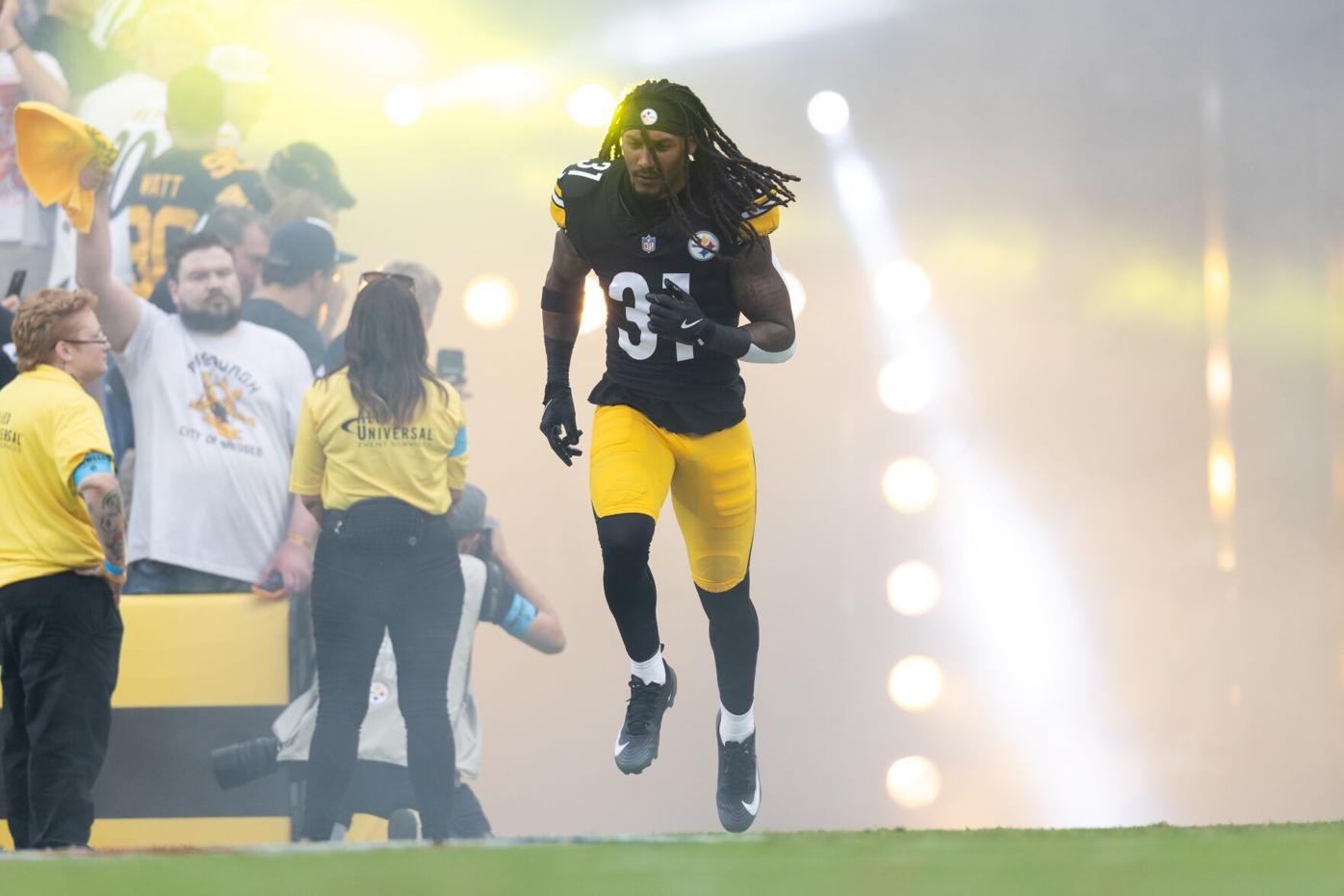 Rayshawn Jenkins taking the field at Acrisure Stadium